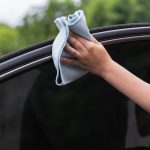 membersihkan kaca mobil