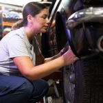 memasang aksesoris mobil