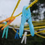 memasang tali jemuran