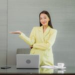 memilah pegawai kantor