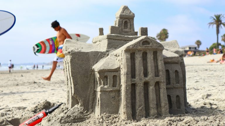 Tips membuat istana pasir